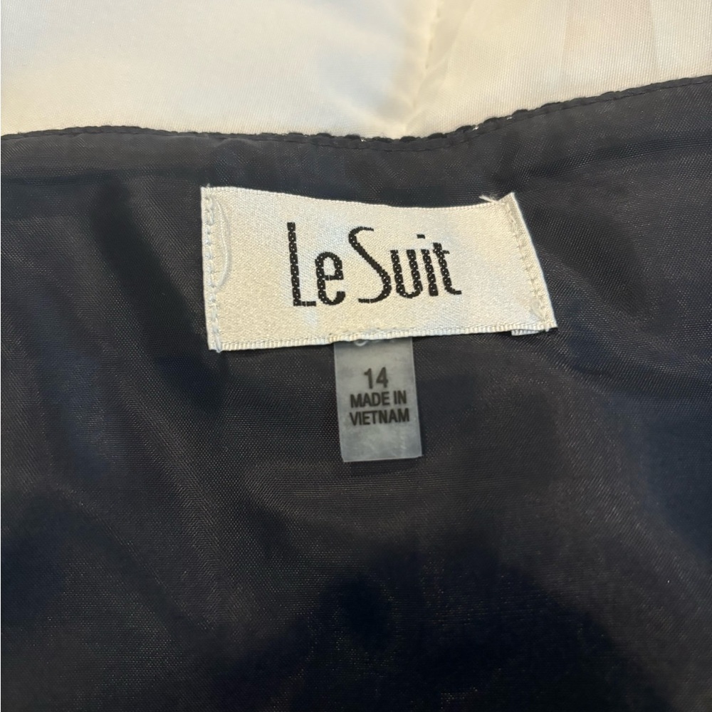 Beautiful navy two piece suit by Le Suit. Perfect condition, worn once. - Picture 6 of 9